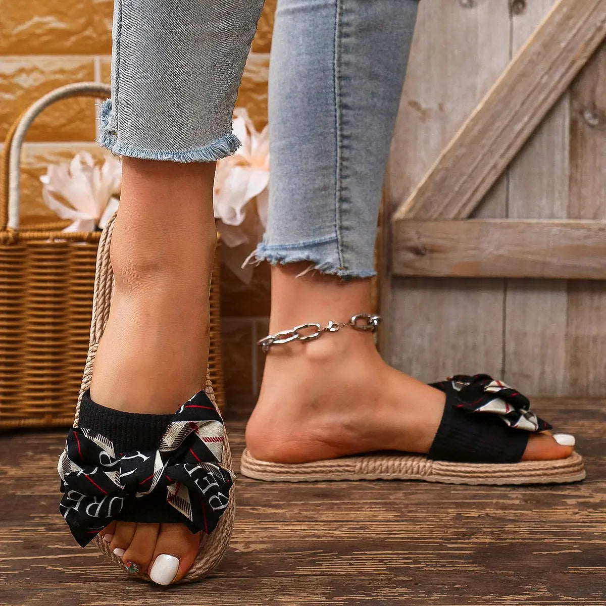 Women's Fashionable Non-Slip Wear-Resistant College Vacation Beach Style Bright Diamond Flower Flat Heel Flip Flops Lady T Fashions