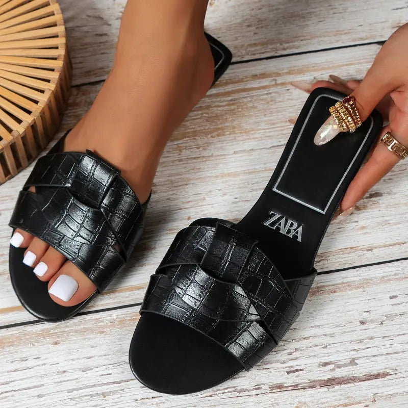 Luxury Summer Slippers Women Flat Outdoor Trend Beach Sandals Female Flip Flops Brand Design Slides Shoes Woman 2025 Big Size 43 Lady T Fashions