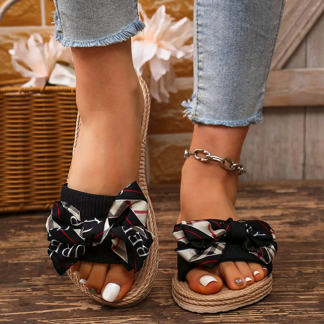 Women's Fashionable Non-Slip Wear-Resistant College Vacation Beach Style Bright Diamond Flower Flat Heel Flip Flops Lady T Fashions