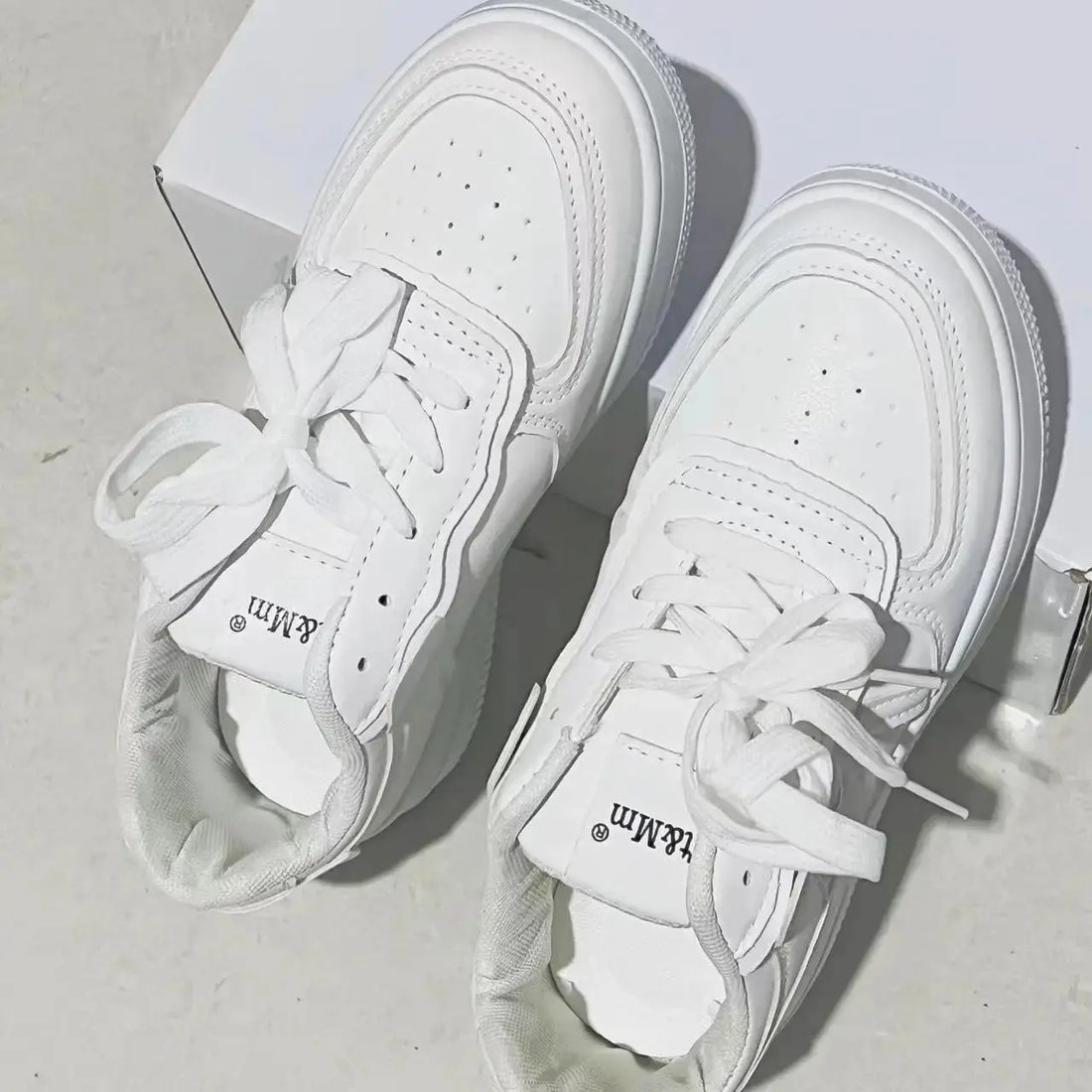 Casual Sports Shoes Spring and Autumn Fashion New Comfortable Round Toe Thick-soled Breathable Sports Shoes with Random Letters on the Upper Lady T Fashions